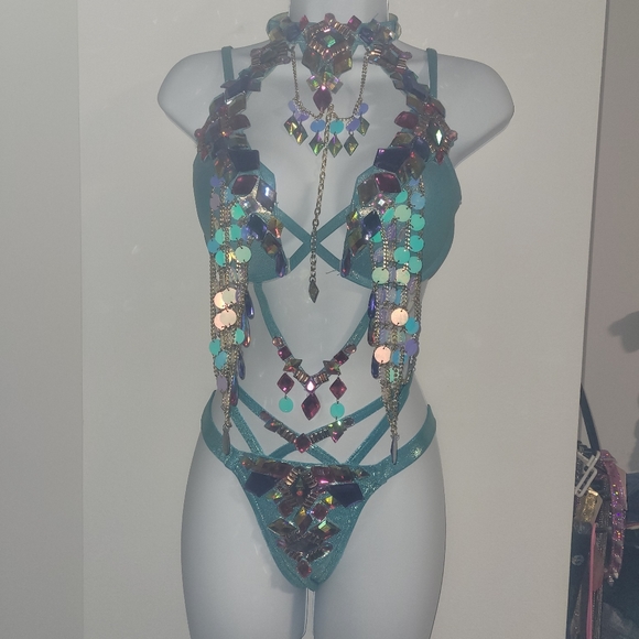 Trinidad Carnival festival set - Picture 3 of 7